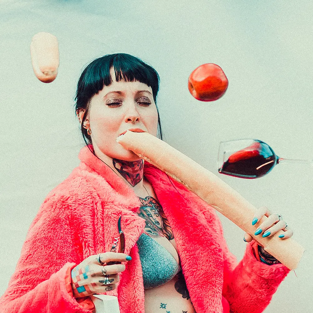 femme avec veste rouge et qui mange une baguette de pain