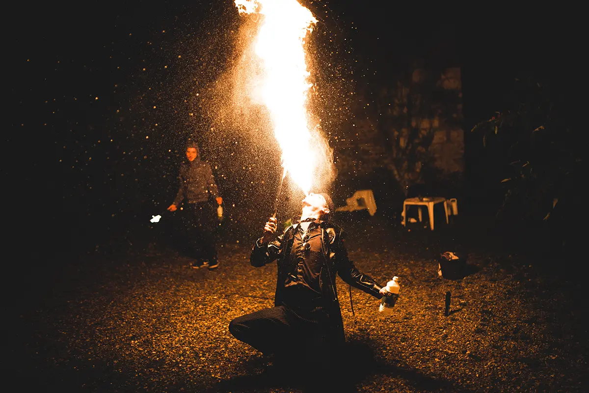 Un homme sur la photo crache du feu.