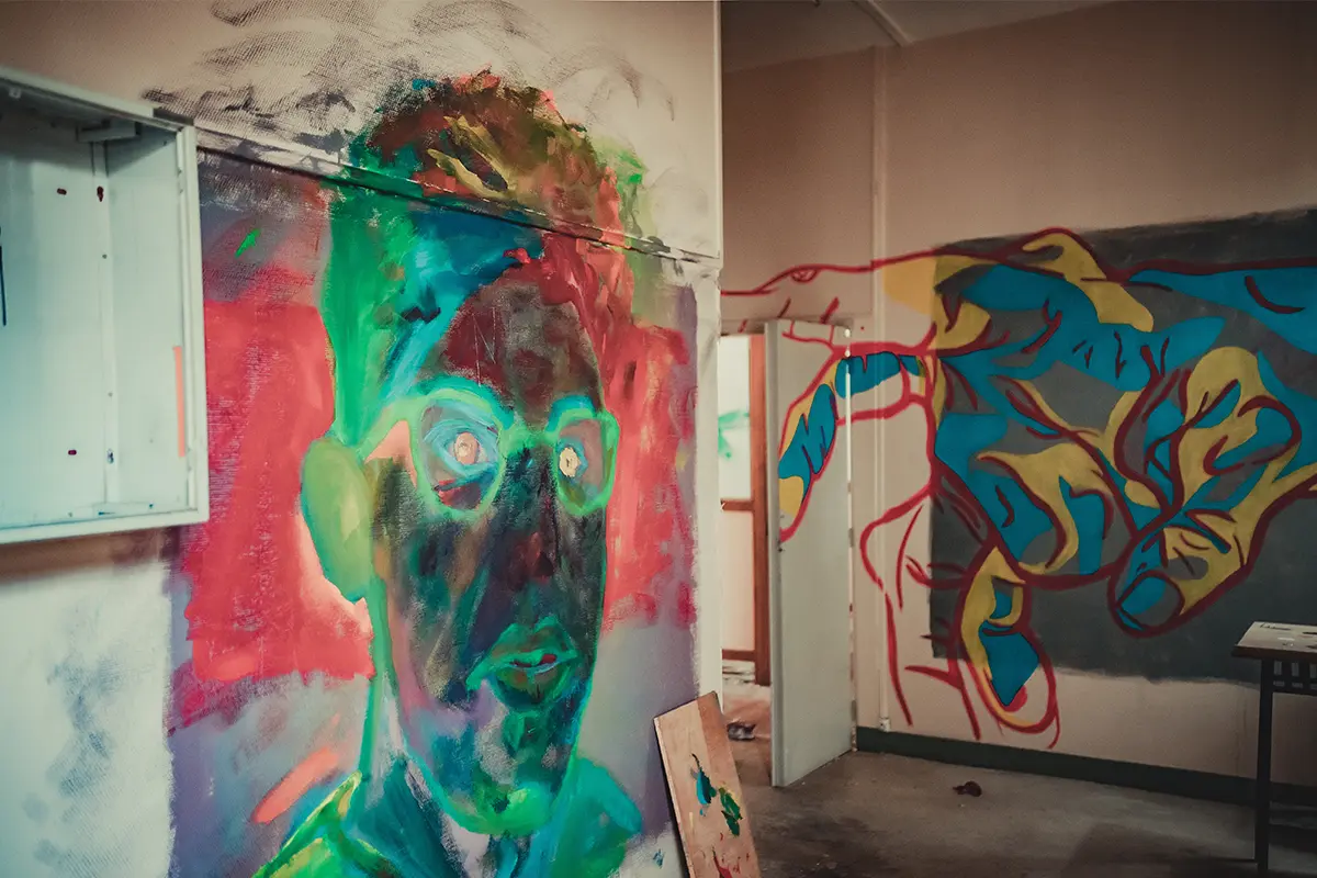 Photo prise dans un bâtiment vide et ou il y a des TAG sur les murs.